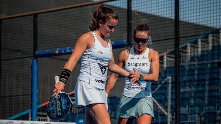 Martina Calvo y Marta Ortega, en un partido anterior