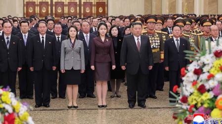 El líder norcoreano, Kim Jong-un, junto a su hija Kim Ju-ae (en el centro) y su esposa, Ri Sol-ju (a la izquierda), en el Palacio del Sol de Kumsusan, en Pyongyang, el pasado 1 de enero