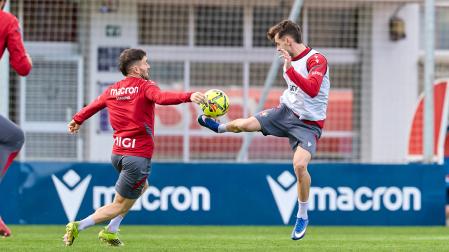 Aimar Oroz controla el balón ante Javi Galán en el entrenamiento de ayer.