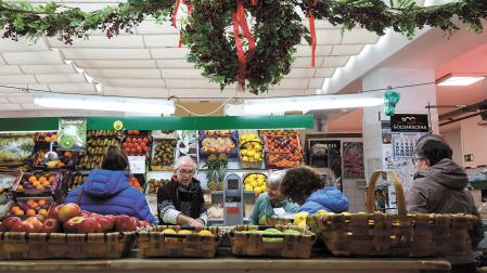 Conrado Ibáñez atiende, las pasadas navidades, su puesto de la plaza del mercado