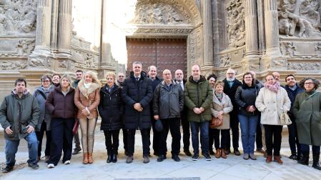 Representantes institucionales, municipales, del Arzobispado así como de la empresa encargada de la restauración ayer frente a la portada de Santa María