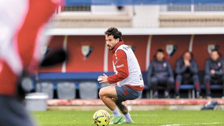 Rubén García conduce le balón en la víspera del partido