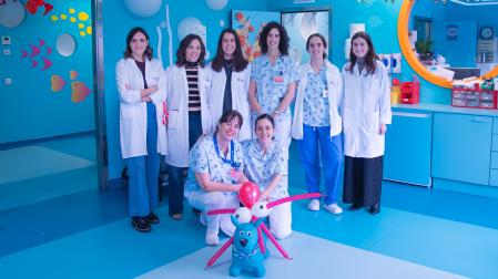 Integrantes de la Unidad Multidisciplinar de Cáncer Infantil y del Adolescente (UMDCIA): en la fila superior, de izquierda a derecha: Desirée Morales (oncóloga pediátrica), Miren Oscoz (Coordinadora UMDCIA), Patricia Echarte (oncóloga pediátrica), Marta Fernández (Jefa Unidad de Consultas y Hospital de Día Pediátricos), Amaia Sampedro (residente de Pediatría) e Inés Ramos (estudiante de Medicina). En la parte inferior: Belén Oyarzun y Susana Sala (enfermeras).