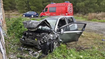 Un coche ha chocado este viernes contra una casa en la localidad de Arguedas.
