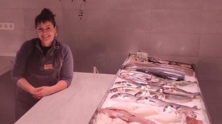 Alicia Hernández, en la pescadería de Mendigorría, donde atiende martes y jueves -los miércoles y viernes está en Obanos-