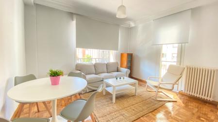 Salón de uno de los pisos de Cohousing para sentirse como en tu propio hogar, en Pamplona