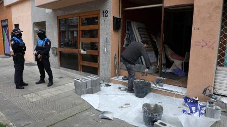 AUTOR: Iván Benítez FECHA: 21-I-2026 LUGAR: Pamplona TEMA: BajeraTrabajos de albañilería para tapiar la bajera de la calle Monasterio de Fitero, en presencia de dos policías municipales. IVÁN BENÍTEZLabores para tapiar la bajera hasta hace pocos días ocupada en la calle Monasterio de Fitero en el barrio de San Juan IVÁN BENÍTEZ