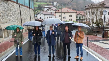 El consejero Chivite y el alcalde de Baztan recorren la travesía.