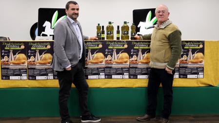 El alcalde de Arróniz, Ángel Moleón, y el presidente del trujal Mendía de Arróniz, Pedro Luis González, durante la presentación de la fiesta del aceite.