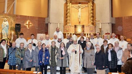 Teresianas de la comunidad de Pamplona con el arzobispo de Pamplona, Florencio Roselló; el abad de Leyre, José Manuel Apesteguía y los sacerdotes concelebrantes.
