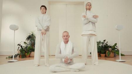 Captura del nuevo vídeoclip de Ca7riel y Paco Amoroso, en colaboración con Sting