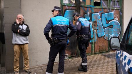 Javier Míguez, presidente de la comunidad de vecinos, este martes con dos agentes de la Policía Municipal de Pamplona.
