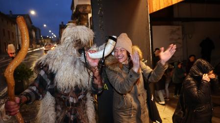 Uno de los personajes del Carnaval rural de Irurtzun convoca al vecindario con el sonido del cuerno.