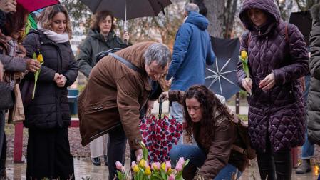 Acto de recuerdo, organizado por ADANO, en el Jardín de la Memoria de Pamplona por los menores que han fallecido por cáncer.