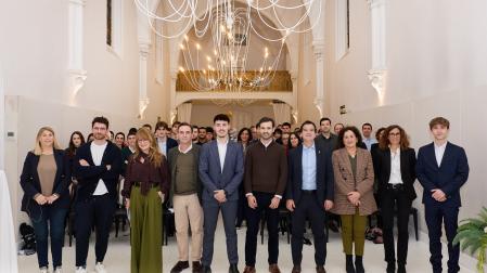 Ana Martínez Tanco (CEO de Yenxa), Ciro Larrañeta (CEO de Tetrace), Belén Galindo (Diario de Navarra), Santiago Sala (CEO de Apex), Jerónimo Peláez Álvarez (responsable de Relaciones Públicas de Innova), Javier Uranga (consejero de Diario de Navarra), Mikel Irujo (consejero de Desarrollo Económico y Empresarial del Gobierno de Navarra), Carmen Maeztu (consejera de Derechos Sociales y Economía Social y Empleo del Gobierno de Navarra), Maitane Bueno (directora de zona de Laboral Kutxa) y Ion Pérez Garzón (presidente de Innova) junto a los asistentes al segundo aniversario de Innova en el fondo.