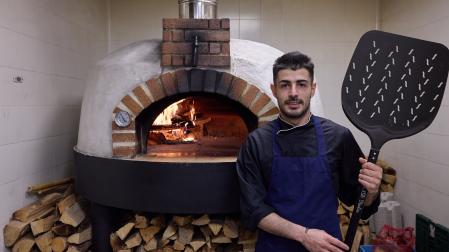 Matteo Urrazza, junto al horno de leña de su pizzería Ad Astra, en la calle Monasterio de la Oliva 3 en Pamplona