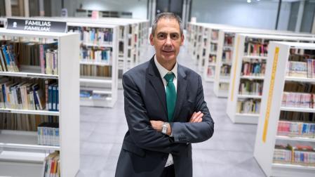 El cardiólogo intervencionista de la CUN Rafael Ruiz Salmerón, en la biblioteca del Civivox Iturrama, durante las jornadas de la asociación 'Pequeña guerrera'.
