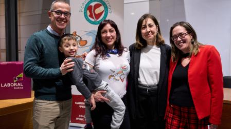 De izquierda a derecha: Raúl Sánchez (cirujano cardiaco), Eloy Sánchez, Ana Belén Hernández (presidenta 'Pequeña guerrera'), María Isabel Cruz (enfermera de UCI) y Marta Fernández (afectada), en el Civivox Iturrama.
