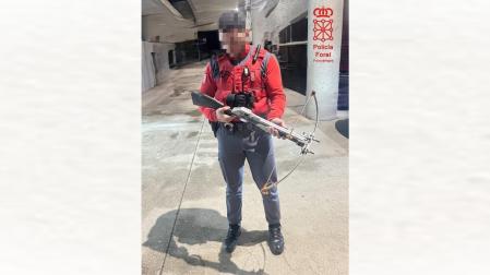 Un agente de la Policía Foral, con la ballesta incautada