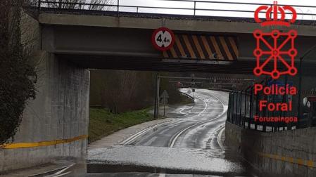 Carretera de acceso a Landaben, cortada por las lluvias.