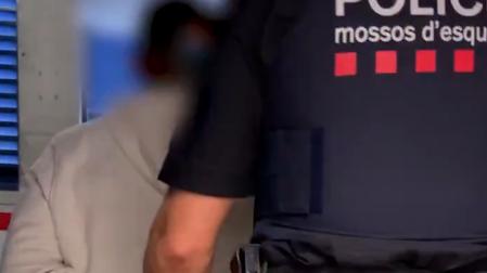 Un agente de los Mossos, con uno de los detenidos en Granollers