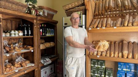 Arturo San Martín Morrás, de Pan de Abárzuza, en la tienda donde pone a la venta el producto que elabora en el obrador.