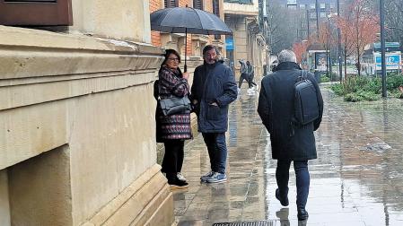 Santos Cerdán se cruza con Paz Prieto y José Ignacio Toca, víctimas de ETA, tras su comparecencia en el Parlamento de Navarra.