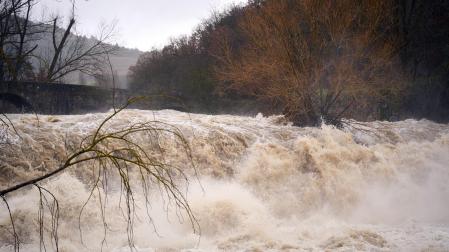 Crecida del río Ultzama a su paso por el Batán de Villava.