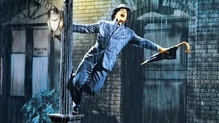 Gene Kelly, en la mítica escena del musical 'Cantando bajo la lluvia' (1952).