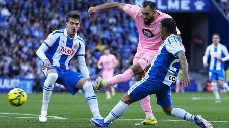 El delantero del Celta Borja Iglesias efectúa un lanzamiento entre Urko y Dolan