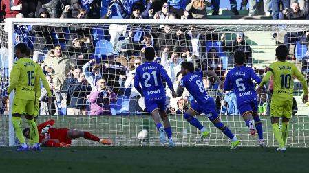 Mauro Arambarri inaugura el marcador anotando el penalti que colocaba el 1-0 en el luminoso