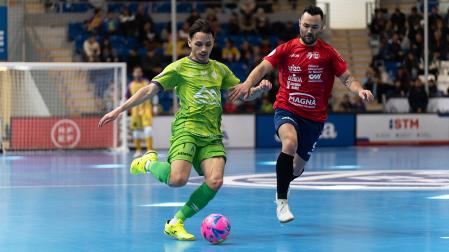 David Peña, de Palma Futsal, conduce el balón perseguido por el jugador de Osasuna Magna Dani Saldise
