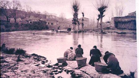 Lavanderas en el río Ega, imagen del libro 'Etnografía de Navarra' (Foto Roldan)