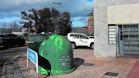 La comunidad de vecinos de Río Alzania 11 de Pamplona muestra su hartazgo. Molestos por la suciedad, muestran su preocupación por daños mayores: “¿Y si se produce un incendio?”
