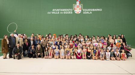 Foto grupal con los fundadores, entrenadoras, padres y gimnastas del Club Alaia