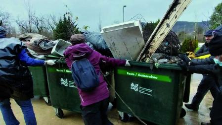 Voluntarios retiran basura en Aranzadi