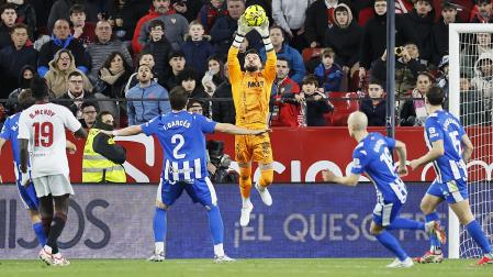 El guardameta del Alavés Antonio Sivera bloca un balón durante el partido