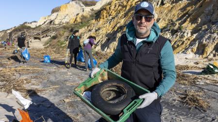 El profesor Enrique Herrero, más conocido como 'Quique Bolsitas', en una quedada en la Playa de Cuesta Maneli (Doñana) para limpiarla, este domingo