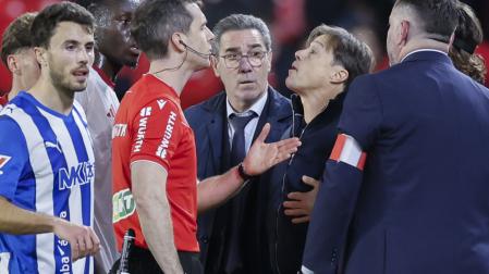 Matías Almeyda se encara con Iosu Galech tras ver la tarjeta roja