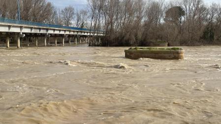Situación del río en Milagro, este domingo por la mañana.