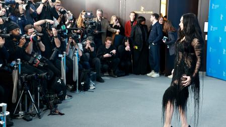 La cantante Charli xcx posa para los medios en la Berlinale