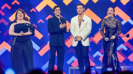 Los presentadores, durante la gala final del Benidorm Fest 2026.