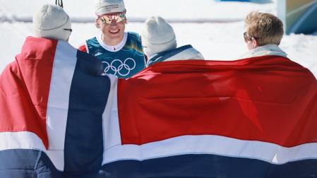 Klaebo, este domingo, junto a sus compañeros del relevo 4 x 7,5 kilómetros, donde han ganado el oro