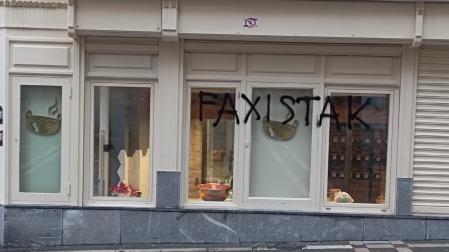 Imagen del escaparate de Sabor a España vandalizado.