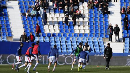 Los jugadores del Rayo Vallecano se ejercitan en el verde del estadio de Butarque antes del partido contra el Atlético de Madrid