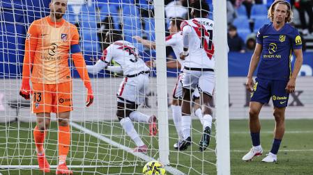 Jan Oblak y Marcos Llorente, cabizbajos tras el tercer gol del Rayo obra de Mendy