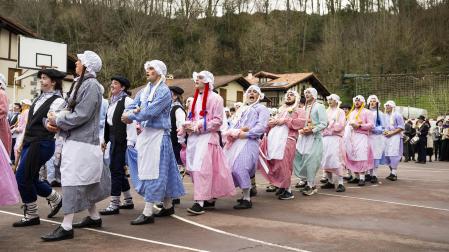 Desfile de la comparsa Inudeak eta artzaiak en los Carnavales de Bera