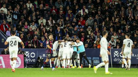 Los jugadores del Valencia celebran el tanto de Ramazani que abría el marcador