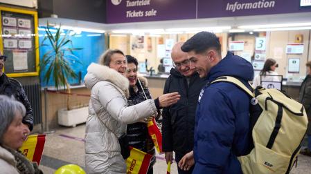 Familiares y amigos acogieron al patinador en la estación del tren de Pamplona tras su participación en los Juegos Olímpicos de Milán-Cortina