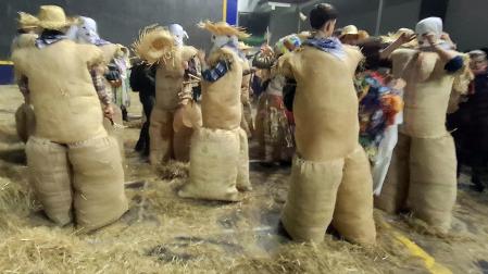 Embutidos en sacos de heno, una hilera de orondos personajes de apariencia rural desfila por el entramado urbano en una tarde de tiempo desapacible en la localidad de Lesaka. Se trata de los Zako zahar